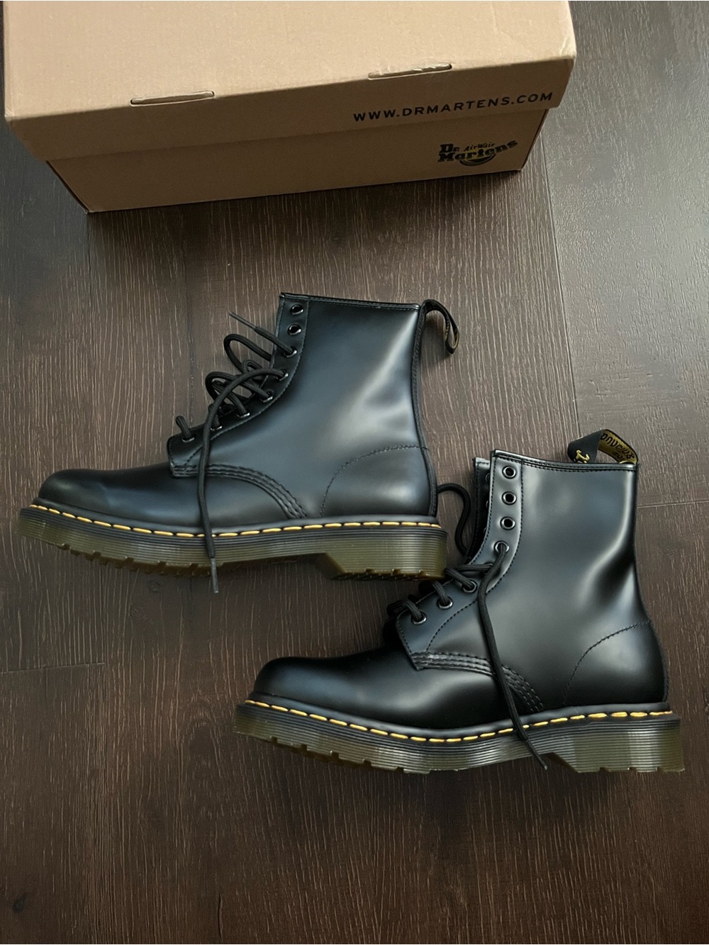 NWT Dr. Martens Women's 1460 Smooth Leather Lace Up Boots Size 8